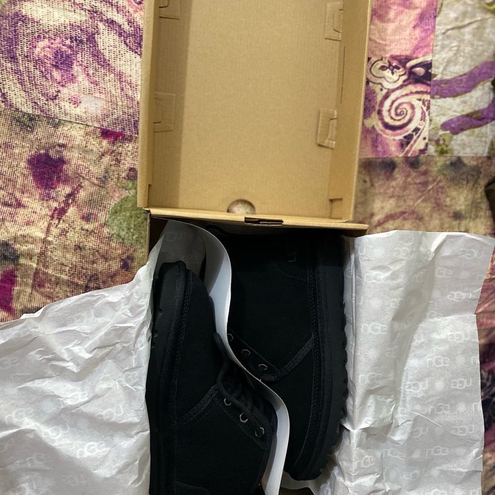 Hello, it is a new size .5 women's shoe - Picture 2 of 8